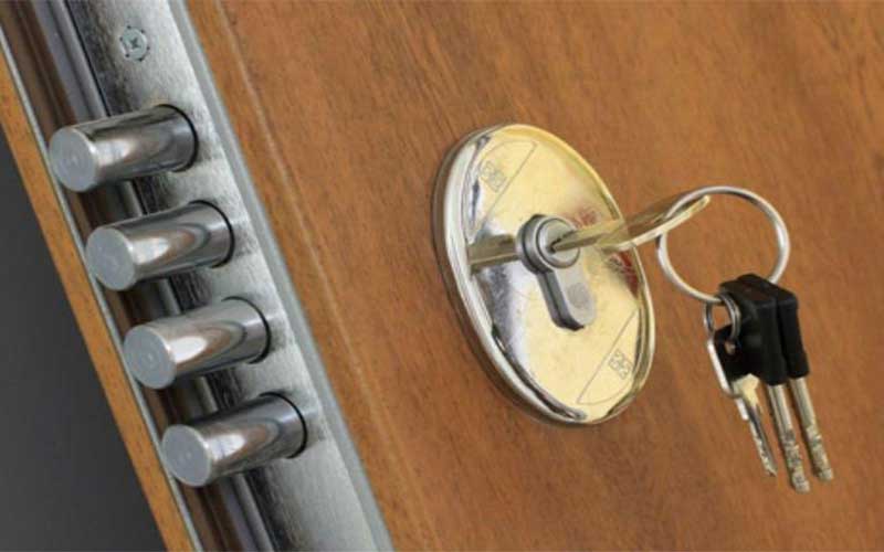 Reparar la cerradura de una puerta blindada
