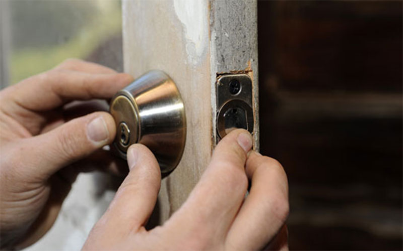 Cómo abrir una puerta trabada sin romper la cerradura